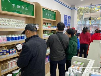 开屏观察|昆明市场同药不同价?廉价药店像赶集,买药排长队!