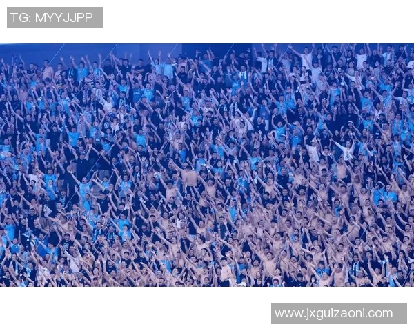 足球球星撒盐庆祝动作火爆全场引发球迷热议与模仿风潮